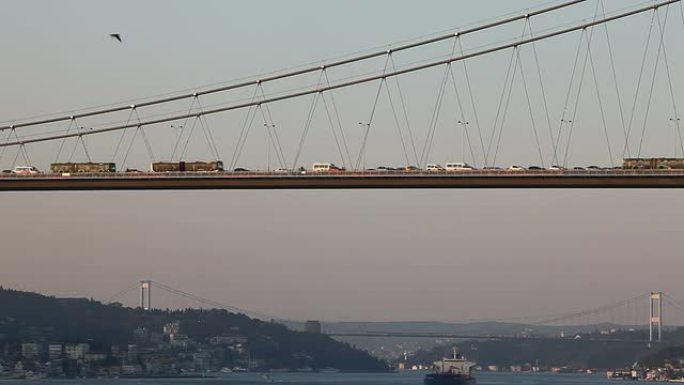 博斯普鲁斯海峡大桥上的汽车。