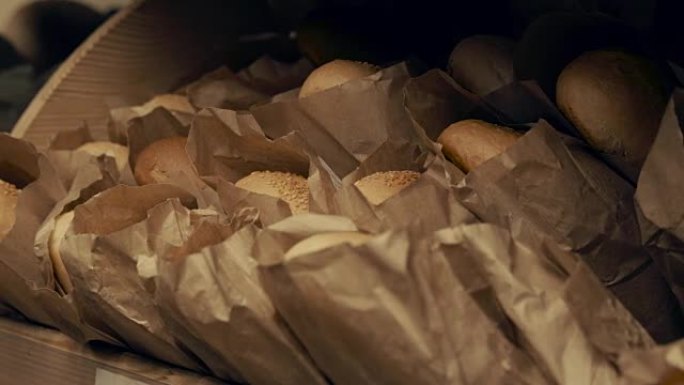 超市用纸袋装面包的货架