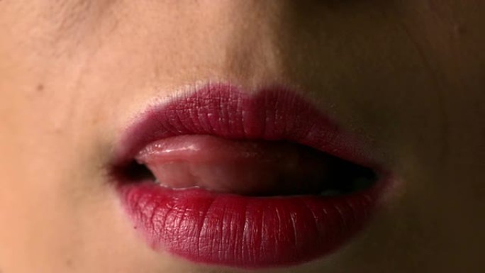 女人舔她的红唇女人舔她的红唇嘴唇