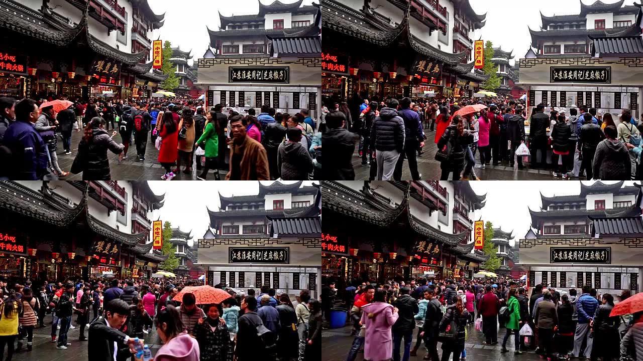 中国上海-2015年11月28日: 顾客漫步在中国上海著名的城隍毛老街