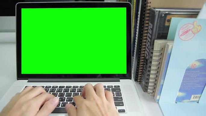 高清：用绿色屏幕手写笔记本电脑
