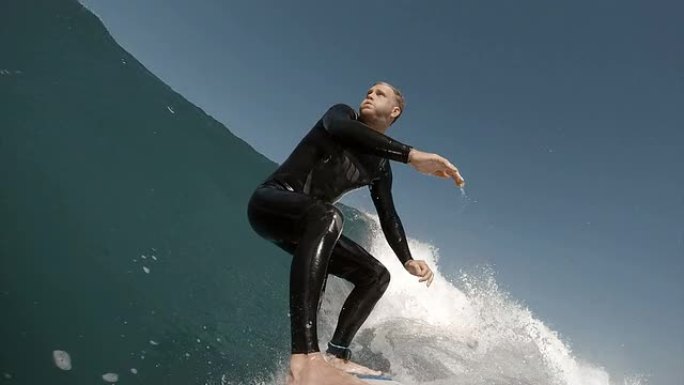 冲浪男子男人鲨鱼皮浪花飞溅