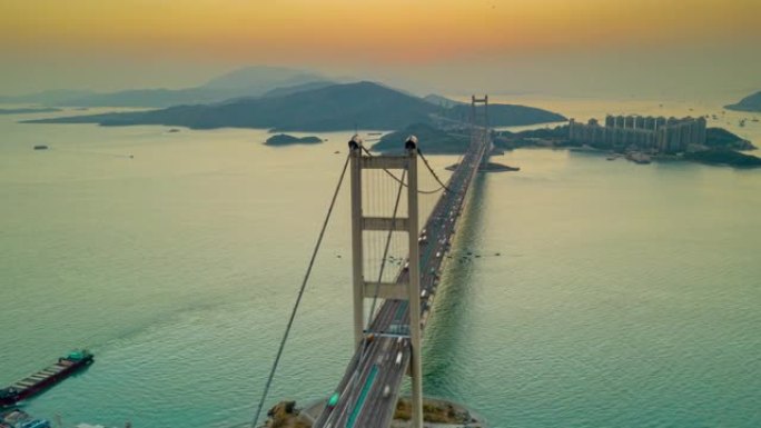 日落时香港青衣区马大桥的汽车交通超视或俯冲鸟瞰图。日夜延时