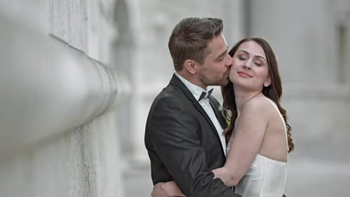 SLO MO Groom拥抱和亲吻他的新娘
