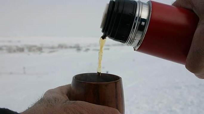 滑雪道上的保温茶和小茶杯