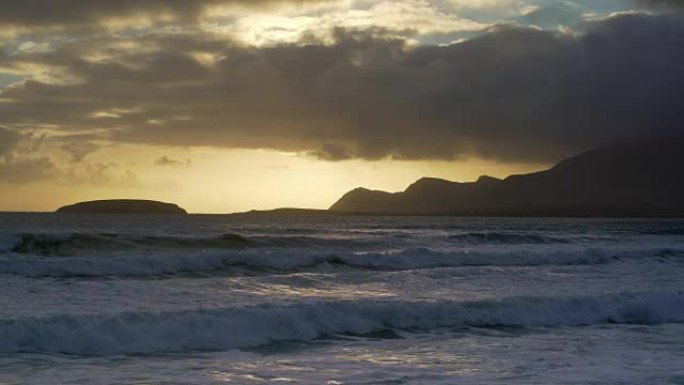 日落时阿基尔岛的龙骨海滩
