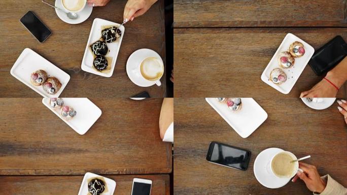 新鲜出炉的蓝莓松饼在乡村环境中，桌子上放着牛奶和咖啡，上面放着复制空间