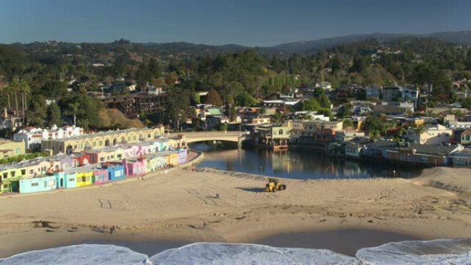 加利福尼亚州卡皮托拉的彩色海滨房屋 -- 空中拍摄