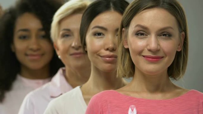 不同种族和年龄的女性佩戴粉红丝带，乳腺癌意识