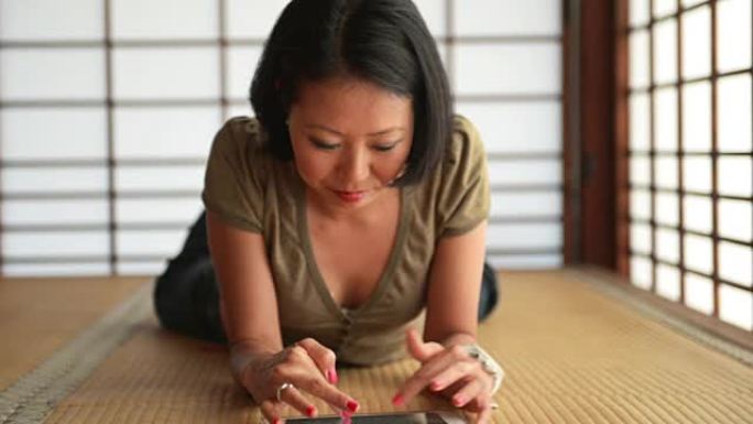 使用数字平板电脑的日本年轻女性