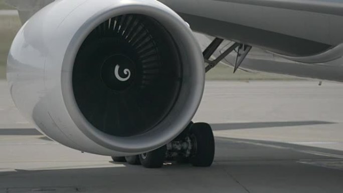 大型飞机涡轮机缓慢转动
