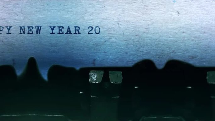 新年快乐2021用老式打字机在纸上打字。