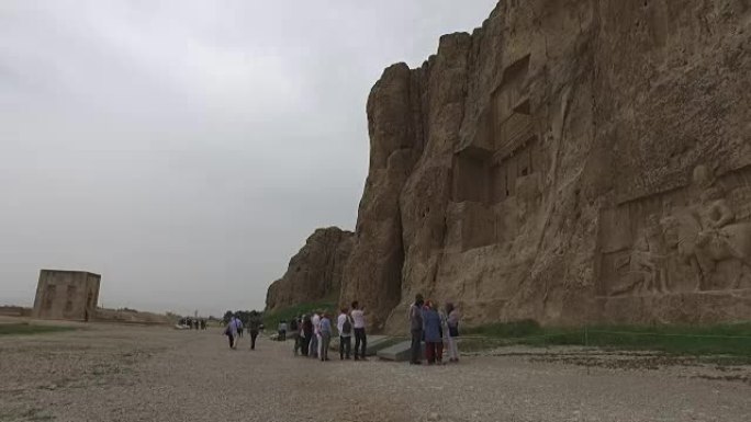 在伊朗Naqsh-e Rustam周围散步