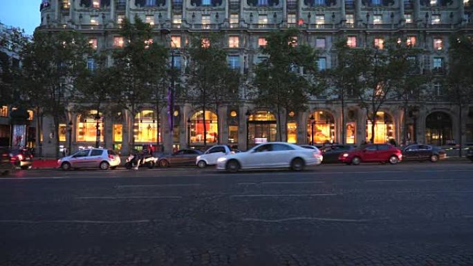 在巴黎香榭丽舍大街购物