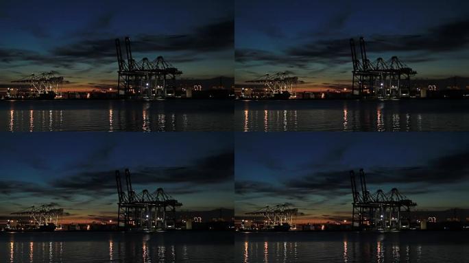 港口中的集装箱船