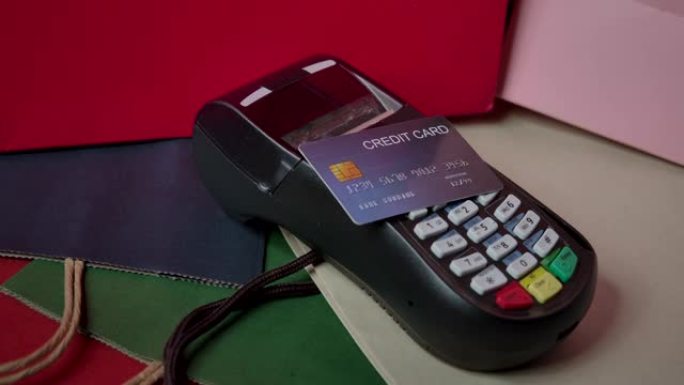信用卡套机和模型信用卡放在购物商店各种颜色的纸袋上
