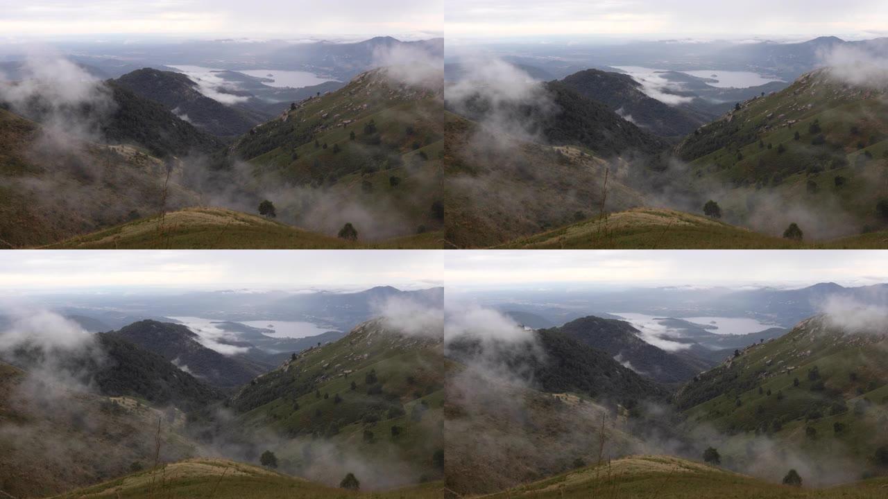 爬山坡的雾岸的风景