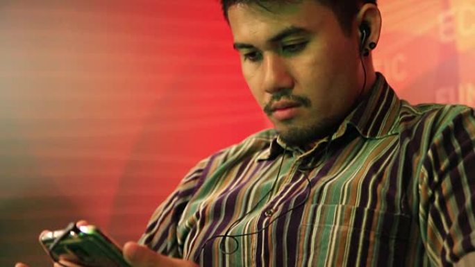 年轻人使用平板电脑。