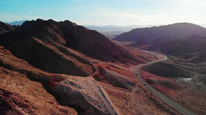 空中无人机拍摄了米德湖路 (通往内华达州拉斯维加斯的道路) 旁的红沙漠山脉
