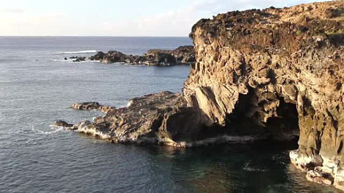 复活节岛洞穴海边礁石山体海水面