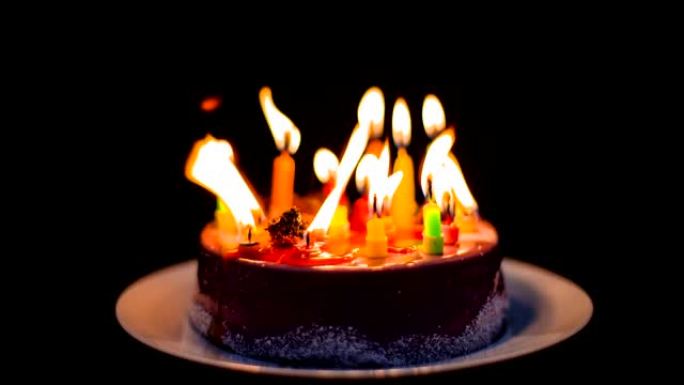 蜡烛在生日蛋糕上燃烧和外出，生命的短暂，时光倒流