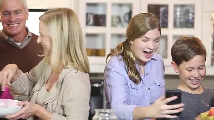 厨房里的多代家庭制作苹果派