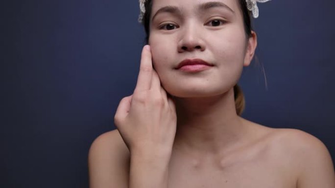 4k亚洲女人，她快乐性感，蓝色工作室背景