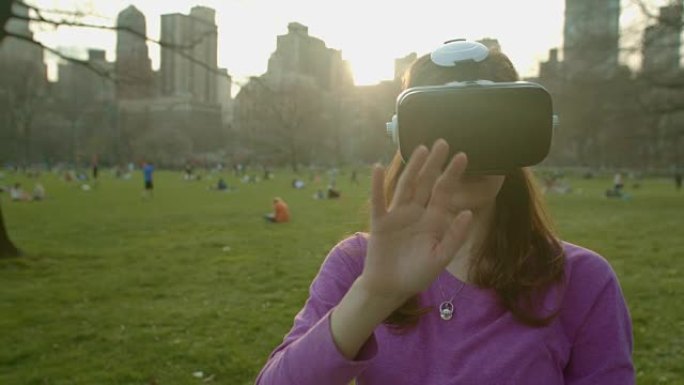 虚拟现实耳机谷歌眼镜年轻女性年轻