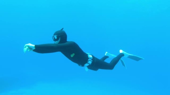 在海底附近游泳的潜水员的水下慢动作镜头