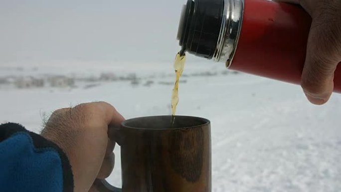 滑雪道上的保温茶和大咖啡杯
