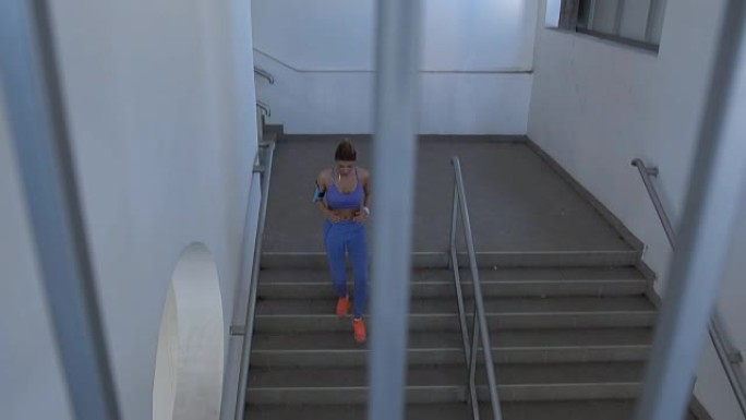 独自跑下楼梯跑步下楼梯运动服装室内奔跑
