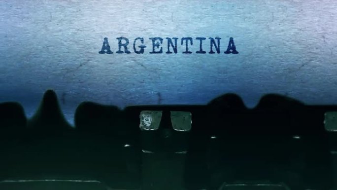 阿根廷用一台老式打字机在纸上打字。