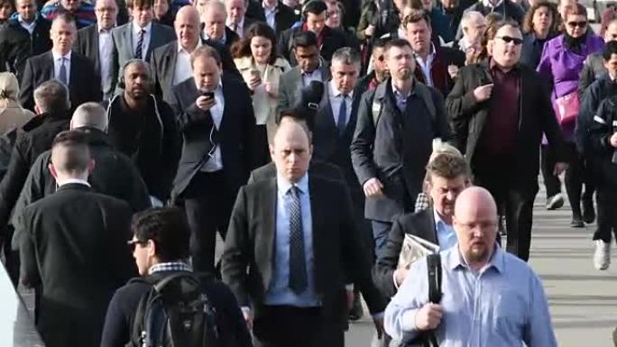 高峰时段的英国人通勤步行去伦敦市上班