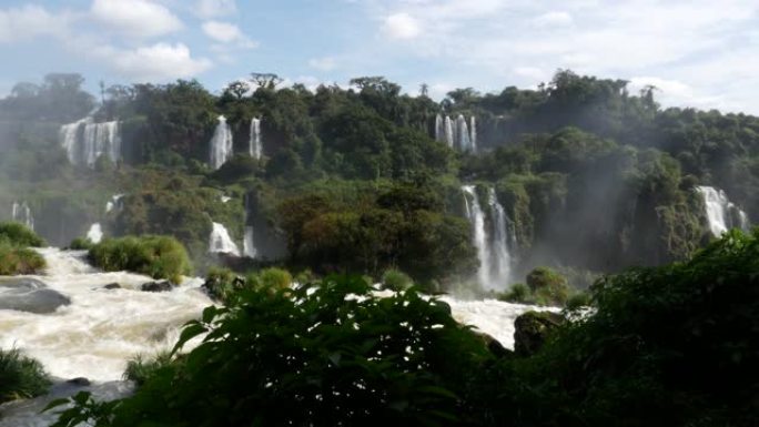 伊瓜苏瀑布，在巴西和阿根廷的边界上