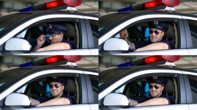 年轻的警察戴着太阳镜在车里，对着镜头微笑，重要的工作