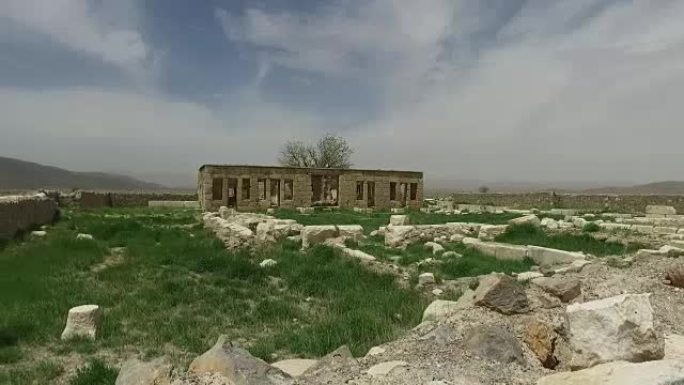 在伊朗的居鲁士墓周围散步