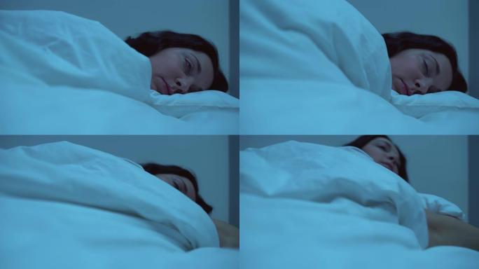 昏昏欲睡的女人一大早就在床上醒来，每天的例行公事使人筋疲力尽