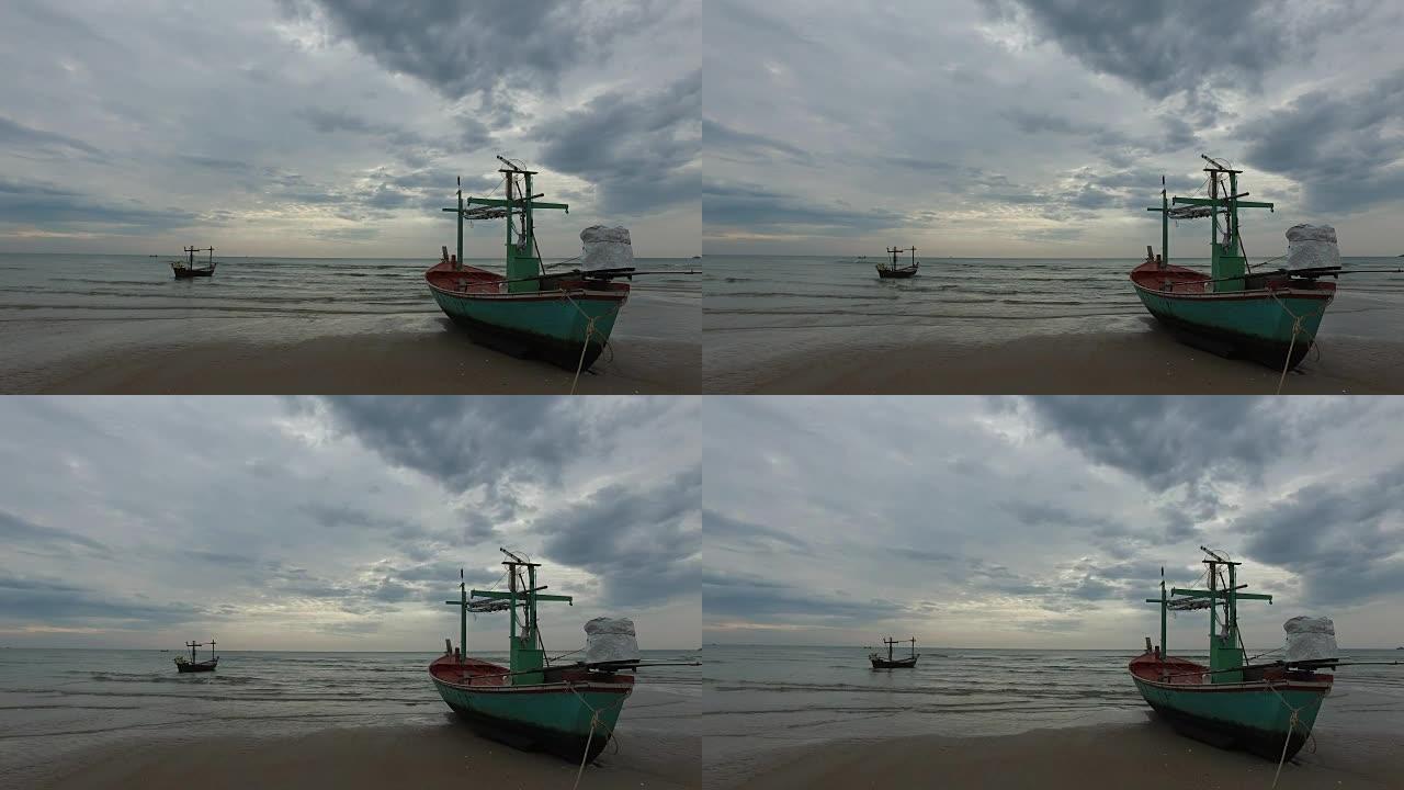 渔船停泊在泰国华欣海滩