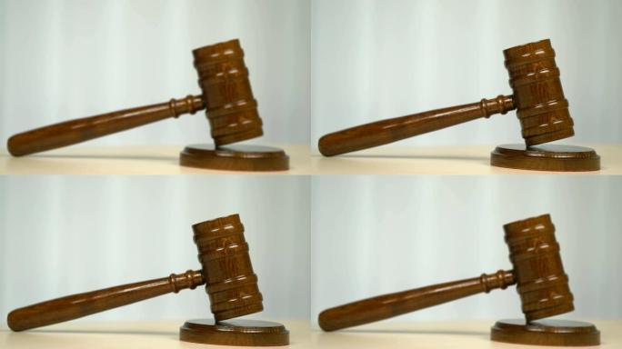 法官或拍卖木槌在法庭或拍卖行的桌子上，特写镜头