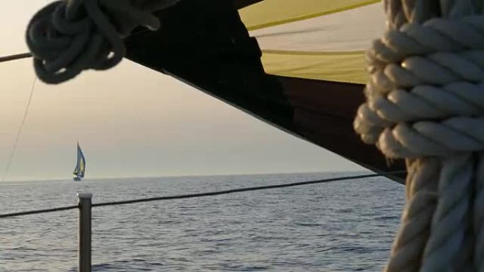 傍晚海上的帆船比赛