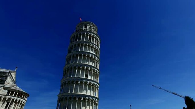 意大利比萨斜塔。蓝天