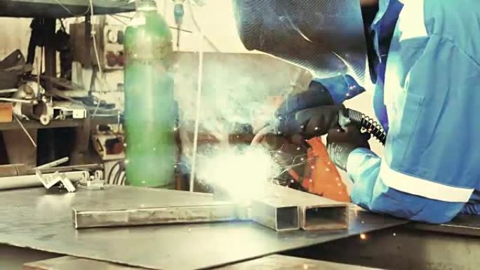 工厂焊接钢零件中的焊机