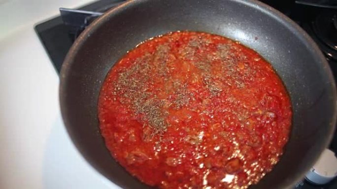烹饪意大利面酱家庭生活撒黑胡椒肉酱素材