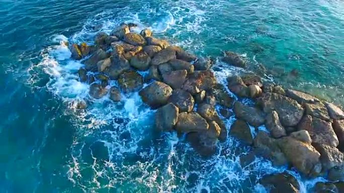 塞浦路斯、普罗塔拉、帕拉利姆尼。鸟瞰图。美丽的风景和海浪