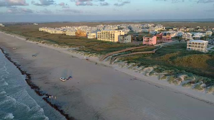沿帕德里岛海滩海岸线的阿兰萨斯港公寓鸟瞰图
