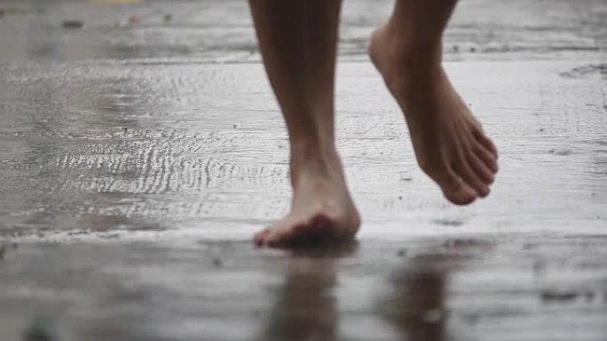 女人在雨天走在城市街道上