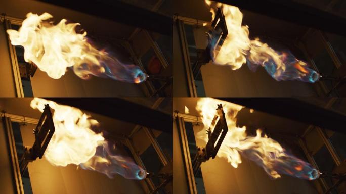 在室内制造设施的阻燃测试 (产品研发) 过程中，火炬用织物向机械臂开火