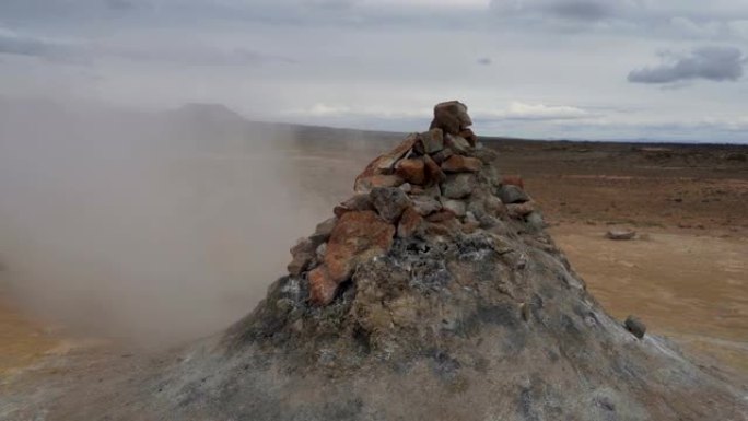 热蒸汽在崎的火山山坡上逸出岩石堆