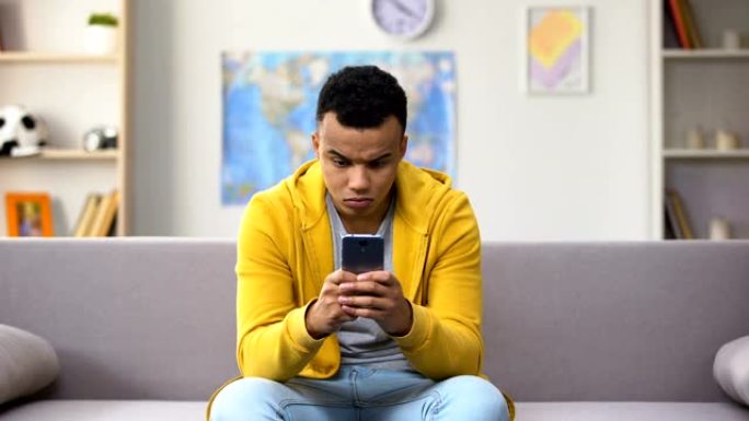 非裔美国青少年在智能手机上玩病毒游戏，小工具成瘾