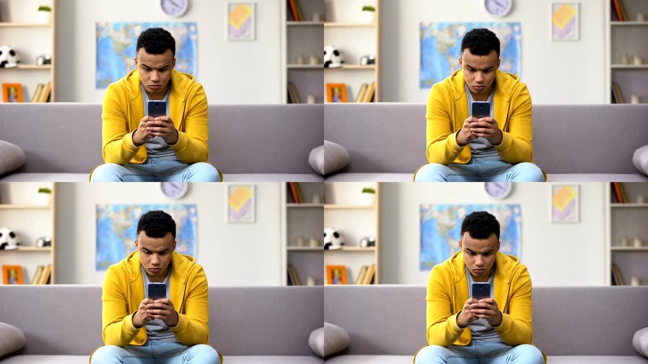 非裔美国青少年在智能手机上玩病毒游戏，小工具成瘾
